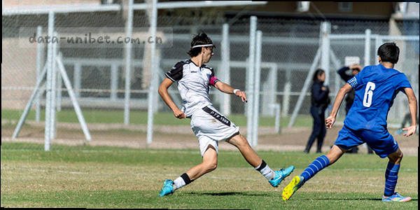 一个足球联赛地图上分布着多个亮起的橙色光点，光点之间有细线连接形成数据网络